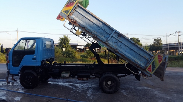 หกล้อดั้ม 115 เครืองดี มีสโล์