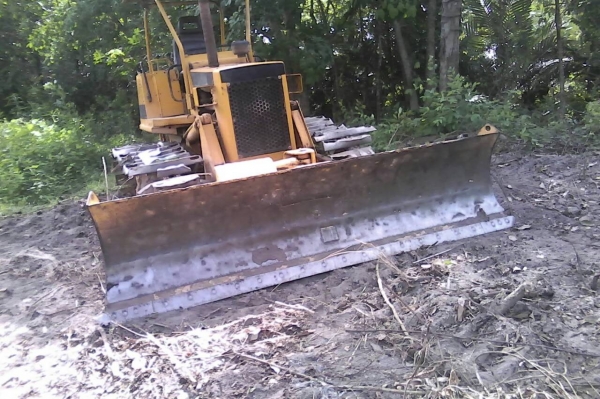 ขายรถแทรคเตอร์ 2 คัน CAT D3D ตีนเป็ดสไลด์ใบมีดได้ 8 ทิศทาง ราคา 200000 กับ KOMATSU D20P-6 ตีนเป็ดสไลด์ใบมีดได้ ราคา 180000