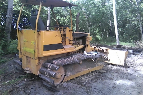 ขายรถแทรคเตอร์ 2 คัน CAT D3D ตีนเป็ดสไลด์ใบมีดได้ 8 ทิศทาง ราคา 200000 กับ KOMATSU D20P-6 ตีนเป็ดสไลด์ใบมีดได้ ราคา 180000