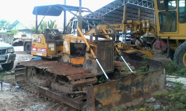 ขายรถแทรคเตอร์ 2 คัน CAT D3D ตีนเป็ดสไลด์ใบมีดได้ 8 ทิศทาง ราคา 200000 กับ KOMATSU D20P-6 ตีนเป็ดสไลด์ใบมีดได้ ราคา 180000