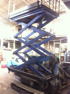 แมนลิฟท์ แบบขากรรไกร AICHI รุ่น RV040 สูง 4 เมตร