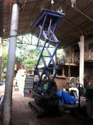 แมนลิฟท์ แบบขากรรไกร AICHI รุ่น RV040 สูง 4 เมตร