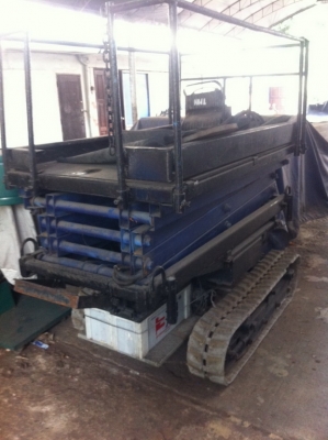 แมนลิฟท์ แบบขากรรไกร AICHI รุ่น RV040 สูง 4 เมตร