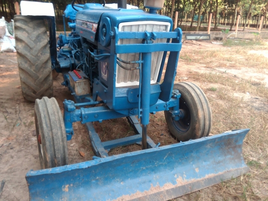 ขาย  บาท รถไถFORD 5500 77 T2 ครับ