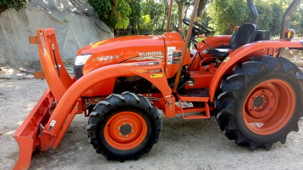 ขายรถไถคูโบต้า  KUBOTA   L 3608SP พร้อมชุดใบมีดดันหน้าคานบน