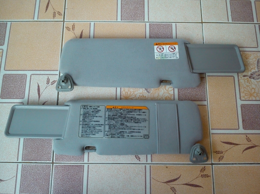 ที่บังแดดไม่ทราบรุ่น แบบกำมะหยี่มีกระจกทั้งสองข้าง ที่บังแดดไม่ทราบรุ่น แบบกำมะหยี่มีกระจกทั้งสองข้าง