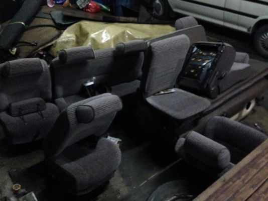 ขายเบาะคัสต้อมลาย kz ผ่าขยายใส่ commuter พร้อมแถวหน้า สภาพ90\%