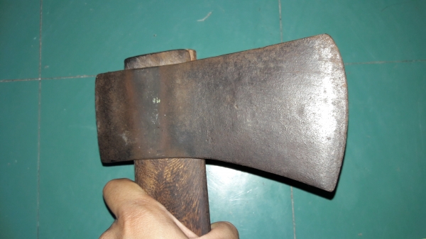 ขายขวานตราเสืองานเก่าหัวสีเทาขนาดหัว2ปอน MADE IN SWEDEN.