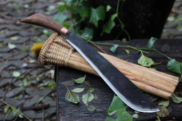 ขายขวานตราเสืองานเก่าหัวสีเทาขนาดหัว2ปอน MADE IN SWEDEN.