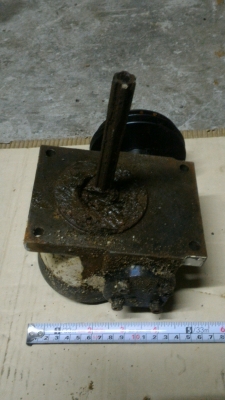 ชุดเกียร์ทด 1 ต่อ 40 ถอดจากเครื่องจักรมา มีพลูเลย์ติดมาให้พร้อม แกนต่อออกไปใช้งานทำไว้ยาว ยึดง่าย