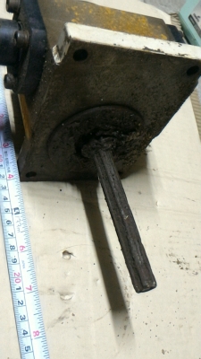 ชุดเกียร์ทด 1 ต่อ 40 ถอดจากเครื่องจักรมา มีพลูเลย์ติดมาให้พร้อม แกนต่อออกไปใช้งานทำไว้ยาว ยึดง่าย