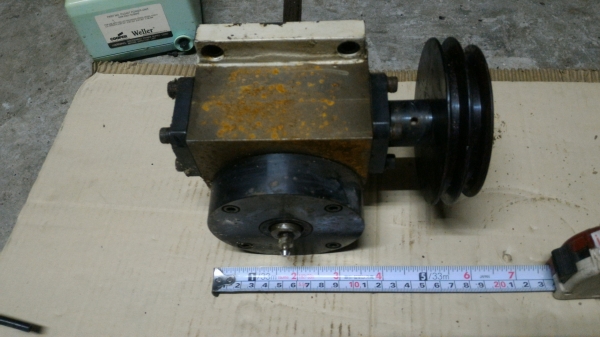 ชุดเกียร์ทด 1 ต่อ 40 ถอดจากเครื่องจักรมา มีพลูเลย์ติดมาให้พร้อม แกนต่อออกไปใช้งานทำไว้ยาว ยึดง่าย