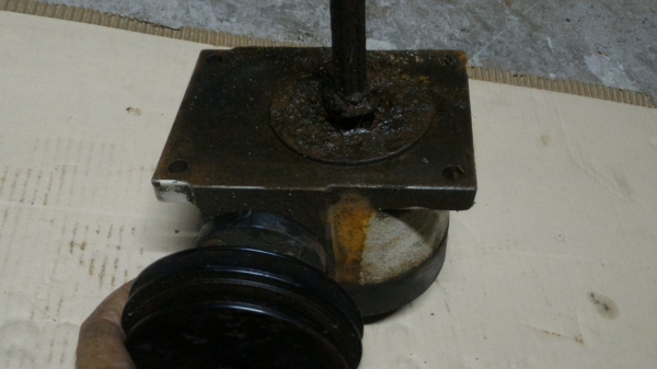 ชุดเกียร์ทด 1 ต่อ 40 ถอดจากเครื่องจักรมา มีพลูเลย์ติดมาให้พร้อม แกนต่อออกไปใช้งานทำไว้ยาว ยึดง่าย