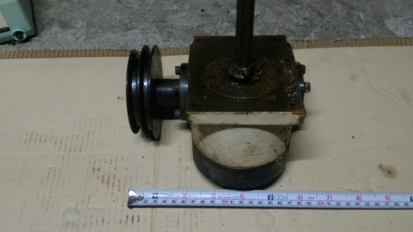 ชุดเกียร์ทด 1 ต่อ 40 ถอดจากเครื่องจักรมา มีพลูเลย์ติดมาให้พร้อม แกนต่อออกไปใช้งานทำไว้ยาว ยึดง่าย