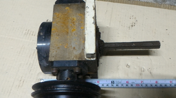 ชุดเกียร์ทด 1 ต่อ 40 ถอดจากเครื่องจักรมา มีพลูเลย์ติดมาให้พร้อม แกนต่อออกไปใช้งานทำไว้ยาว ยึดง่าย