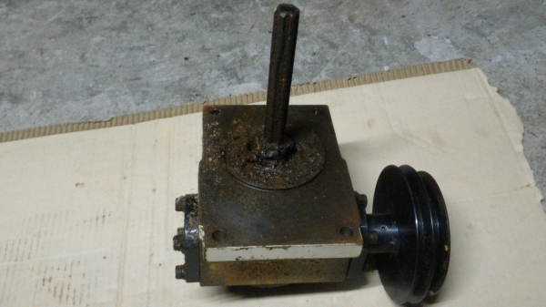 ชุดเกียร์ทด 1 ต่อ 40 ถอดจากเครื่องจักรมา มีพลูเลย์ติดมาให้พร้อม แกนต่อออกไปใช้งานทำไว้ยาว ยึดง่าย