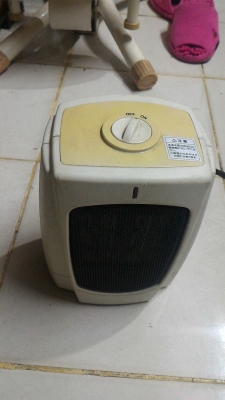 ฮีตเตอร์เป่าลมร้อนให้ความอบอุ่นในหน้าหนาว LIFELEX ให้ความอบอุ่นในห้องในบ้านแบบตั้งพื้น ไม่มีแสงให้รบกวนการพักผ่อน มีระบบตัดการทำงานเมื่อเครื่องล้ม