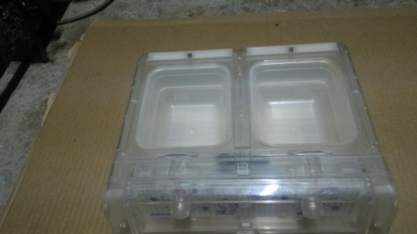 เครื่องจ่ายอาหารตามให้หมาแมวตามเวลาที่ตั้งไว้ มีช่องจ่ายอาหารสองช่องเปิด - ปิดได้