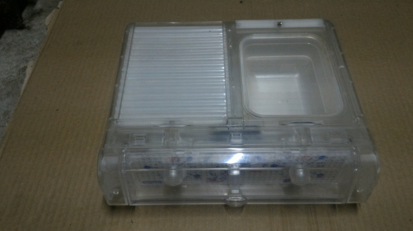 เครื่องจ่ายอาหารตามให้หมาแมวตามเวลาที่ตั้งไว้ มีช่องจ่ายอาหารสองช่องเปิด - ปิดได้