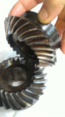 เฟืองดอกจอกฟันเฉียงแบบเก็บเสียงและชุบแข็งจากญี่ปุ่น ใช้เปลี่ยนแนวส่งกำลัง 90 องศา เส็นศ่าศุนย์กลางประมาณ 9 ซม. ส่งกำลังได้เยอะและเงียบ