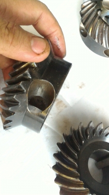 เฟืองดอกจอกฟันเฉียงแบบเก็บเสียงและชุบแข็งจากญี่ปุ่น ใช้เปลี่ยนแนวส่งกำลัง 90 องศา เส็นศ่าศุนย์กลางประมาณ 9 ซม. ส่งกำลังได้เยอะและเงียบ