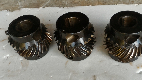 เฟืองดอกจอกฟันเฉียงแบบเก็บเสียงและชุบแข็งจากญี่ปุ่น ใช้เปลี่ยนแนวส่งกำลัง 90 องศา เส็นศ่าศุนย์กลางประมาณ 9 ซม. ส่งกำลังได้เยอะและเงียบ