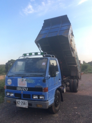 6ล้อ ISUZU NKR(ดั๊ม 110แรง )รถห้างแท้ สภาพเดิมๆ บางๆ ไม่ผุ เครื่องดี ครัทซีสวยจัด ขาย 320,000 บาท ศุภากร 081-1903107 -081-4252943