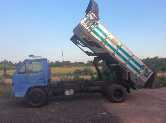 6ล้อ ISUZU NKR(ดั๊ม 110แรง )รถห้างแท้ สภาพเดิมๆ บางๆ ไม่ผุ เครื่องดี ครัทซีสวยจัด ขาย 320,000 บาท ศุภากร 081-1903107 -081-4252943