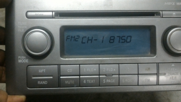 เครื่องเล่นวิทยุและCD , MP 3 แบบ 2 din ยี่ห้อ FUJITSU รับวิทยุ AM - FM และเล่นแผ่น