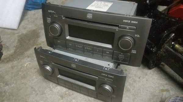 เครื่องเล่นวิทยุและCD , MP 3 แบบ 2 din ยี่ห้อ FUJITSU รับวิทยุ AM - FM และเล่นแผ่น