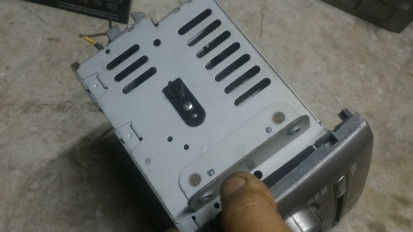 เครื่องเล่นวิทยุและCD , MP 3 แบบ 2 din ยี่ห้อ FUJITSU รับวิทยุ AM - FM และเล่นแผ่น