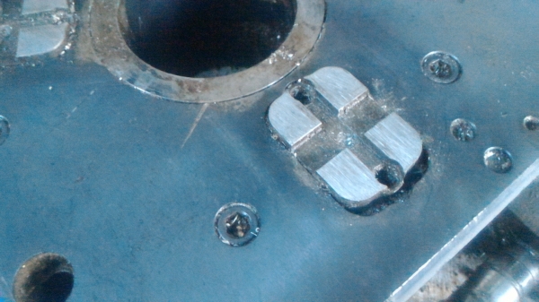 ชุดแท่นหัวสามจับด้วยระบบไฮดรอลิก แท่นทำงานจับได้แน่น เลื่อนเข้า - ออกมีระยะประมาณ 10 มม. บังคับทิศทางด้วยวาล์วไฟฟ้า 24 V.