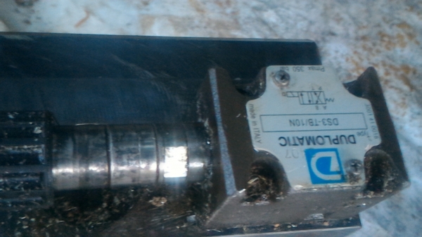 ชุดแท่นหัวสามจับด้วยระบบไฮดรอลิก แท่นทำงานจับได้แน่น เลื่อนเข้า - ออกมีระยะประมาณ 10 มม. บังคับทิศทางด้วยวาล์วไฟฟ้า 24 V.