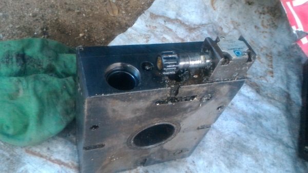 ชุดแท่นหัวสามจับด้วยระบบไฮดรอลิก แท่นทำงานจับได้แน่น เลื่อนเข้า - ออกมีระยะประมาณ 10 มม. บังคับทิศทางด้วยวาล์วไฟฟ้า 24 V.