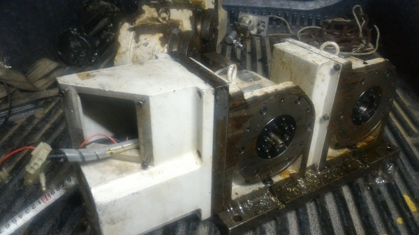 หัวแบ่งโรตารี่แบบใช้มอเตอร์ขับเคลื่อน ยี่ห้อ YUASA จากญี่ปุ่น ขนาดหน้าจาน 13 ซม. เป็นแบบหมุนทั้งคู่พร้อมกัน