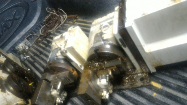 หัวแบ่งโรตารี่แบบใช้มอเตอร์ขับเคลื่อน ยี่ห้อ YUASA จากญี่ปุ่น ขนาดหน้าจาน 13 ซม. เป็นแบบหมุนทั้งคู่พร้อมกัน