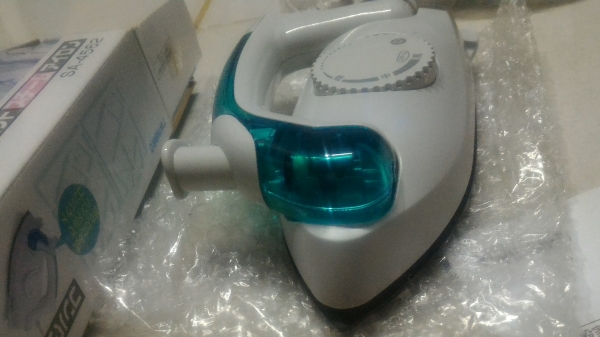 เตารีดไอน้ำพกพาพับเก็บมือจับได้ ยี่ห้อ TWINBIRD ของใหม่ ตัวเตารีดเคลื่อบทำให้รีดลื่นไม่ติด ใช้ไฟ 100 V. กำลังไฟ 780 W.