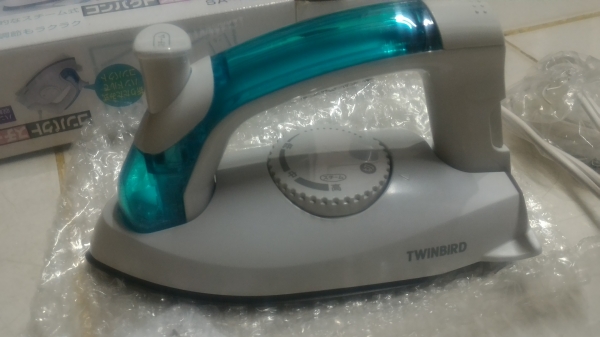 เตารีดไอน้ำพกพาพับเก็บมือจับได้ ยี่ห้อ TWINBIRD ของใหม่ ตัวเตารีดเคลื่อบทำให้รีดลื่นไม่ติด ใช้ไฟ 100 V. กำลังไฟ 780 W.