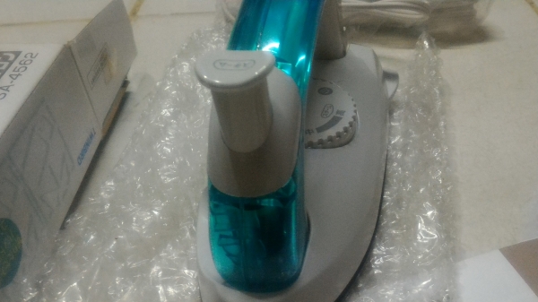 เตารีดไอน้ำพกพาพับเก็บมือจับได้ ยี่ห้อ TWINBIRD ของใหม่ ตัวเตารีดเคลื่อบทำให้รีดลื่นไม่ติด ใช้ไฟ 100 V. กำลังไฟ 780 W.