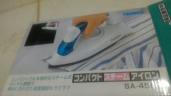 เตารีดไอน้ำพกพาพับเก็บมือจับได้ ยี่ห้อ TWINBIRD ของใหม่ ตัวเตารีดเคลื่อบทำให้รีดลื่นไม่ติด ใช้ไฟ 100 V. กำลังไฟ 780 W.