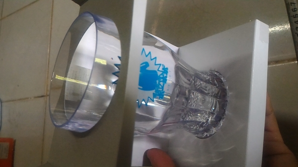 แก้วใส่เครื่องดืมจากญี่ปุ่นของใหม่ ที่มีแสงสีกระพริบและเปลี่ยนสีได้ไปเรื่อยๆ