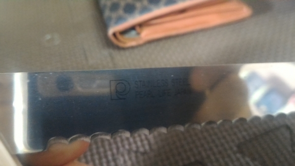 อุปกรณ์ช่วยตัดหั่นขนมปังพร้อมมีดยาวฟันเลื่อยหั่นขนมครบชุดตามภาพ ปรับระยะเลื่อนเข้าออกได้ทั้งโรลขนม มีฝาครอบ