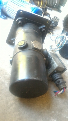 มอเตอร์ DC SANYO  SUPER DRIVE ตัวใหญ่ แรงขับออกตัวดี หมุนซ้าย - ขวา ได้ เทสแล้วเริ่มหมุนที่ 24 V.