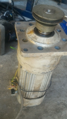 มอเตอร์เกียร์ทดพร่อมเบรคไฟฟ้า AF  ขนาด 200 W.  ทดแล้วหมุนที่ 130 รอบต่อนาทีแรงบิดสูง