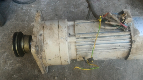 มอเตอร์เกียร์ทดพร่อมเบรคไฟฟ้า AF  ขนาด 200 W.  ทดแล้วหมุนที่ 130 รอบต่อนาทีแรงบิดสูง