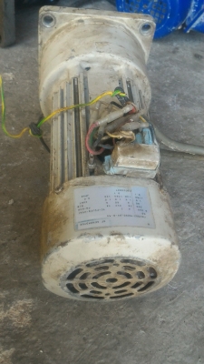 มอเตอร์เกียร์ทดพร่อมเบรคไฟฟ้า AF  ขนาด 200 W.  ทดแล้วหมุนที่ 130 รอบต่อนาทีแรงบิดสูง