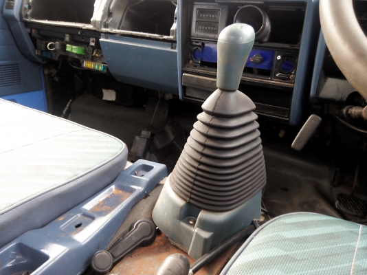 ขายรถบรรทุก 6 ล้อน้ำมัน ISUZU NPR 115 แรงม้า ถังบรรจุมี 3 ห้อง ราคา 450000