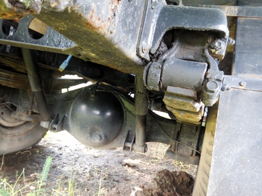 ขายรถบรรทุก 6 ล้อน้ำมัน ISUZU NPR 115 แรงม้า ถังบรรจุมี 3 ห้อง ราคา 450000