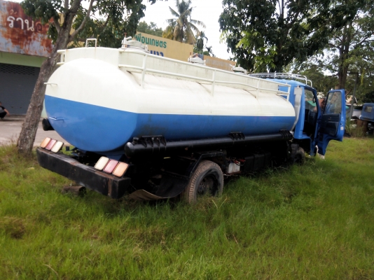 ขายรถบรรทุก 6 ล้อน้ำมัน ISUZU NPR 115 แรงม้า ถังบรรจุมี 3 ห้อง ราคา 450000