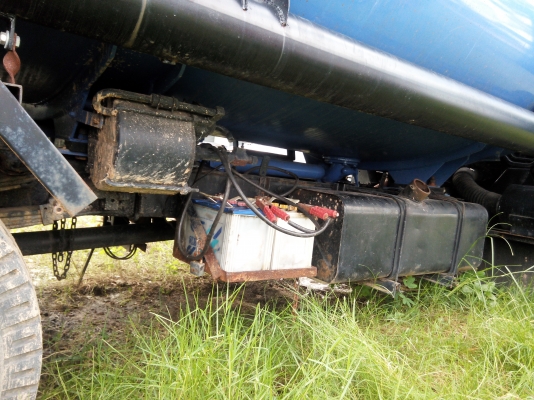 ขายรถบรรทุก 6 ล้อน้ำมัน ISUZU NPR 115 แรงม้า ถังบรรจุมี 3 ห้อง ราคา 450000